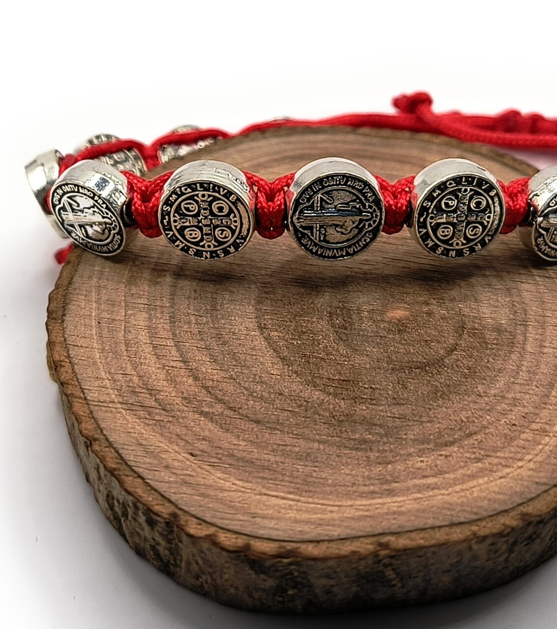 Pulsera roja siete nudos con medallas de San Benito - 3