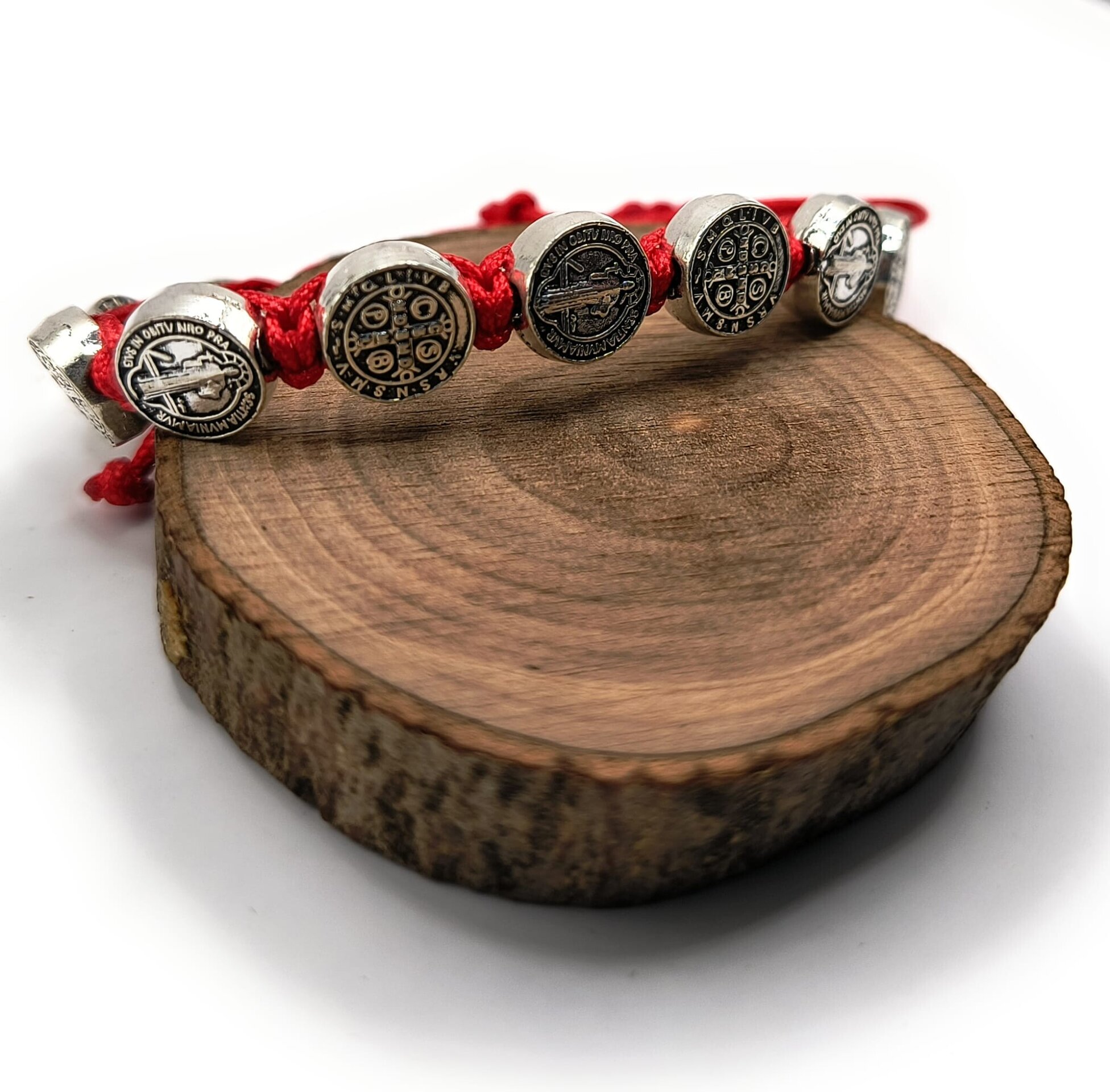 Pulsera roja siete nudos con medallas de San Benito - 2
